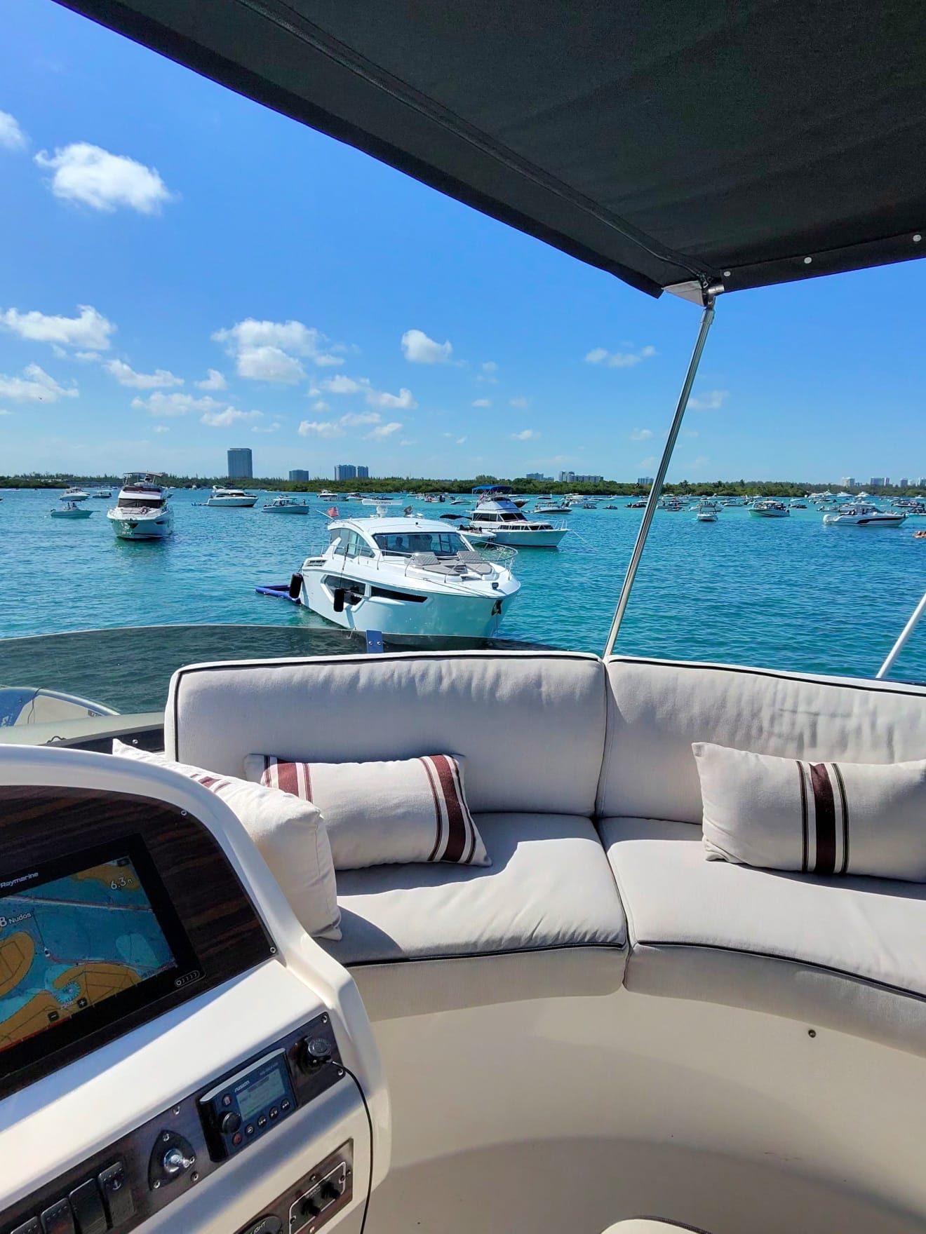 Flybridge helm and lounge
